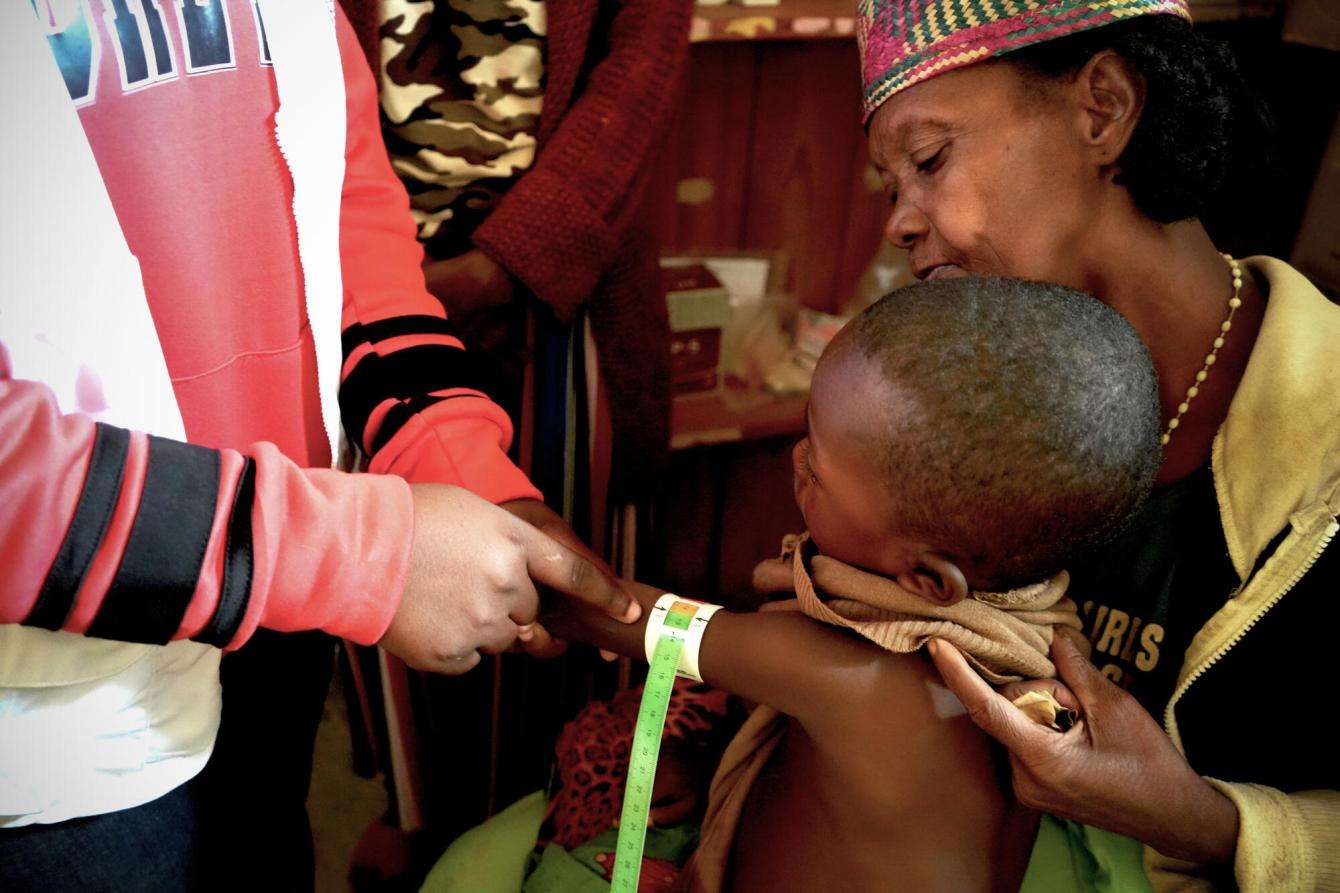 MSF teams at the Ikongo regional hospital measure a child's mid-upper arm circumference to diagnose malnutrition.